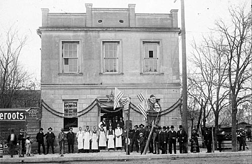 old group shot at saloon - sophienburg