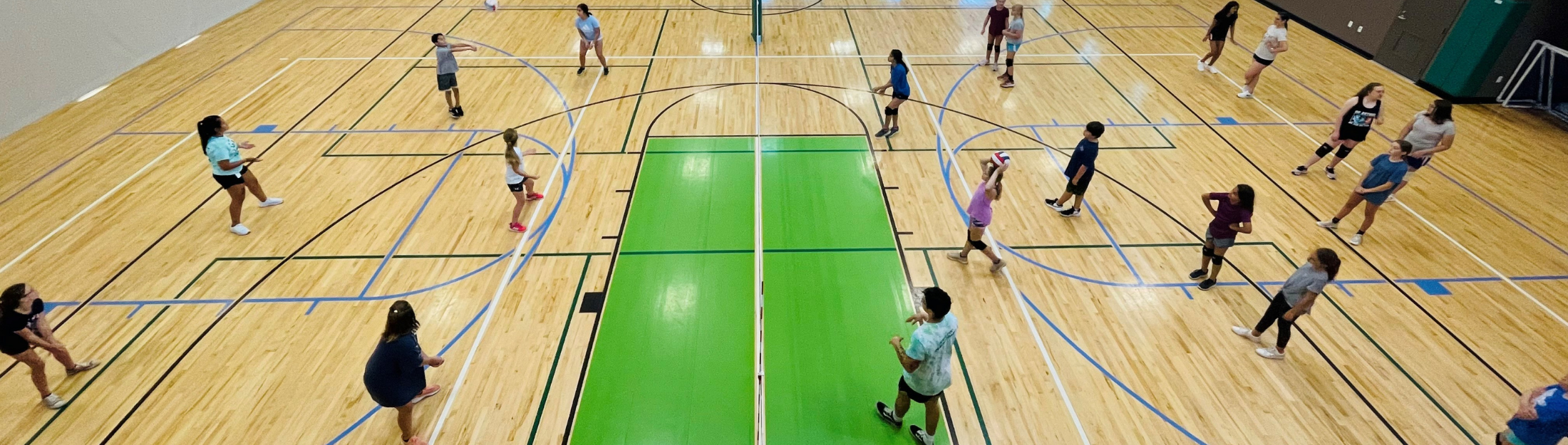 People playing sports on a court at Das Rec